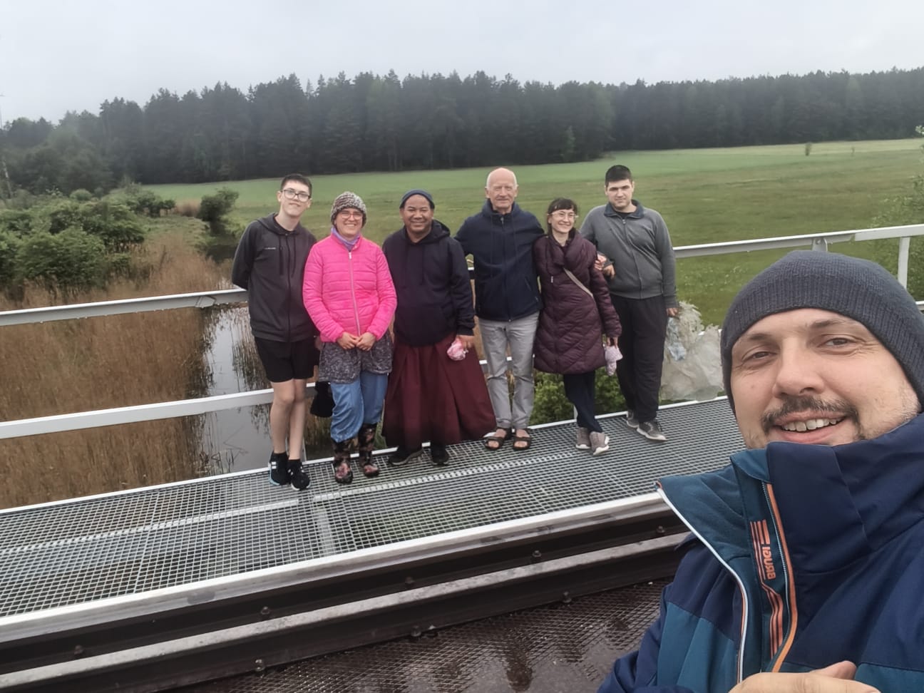 Grupa na tle podlaskiego krajobrazu